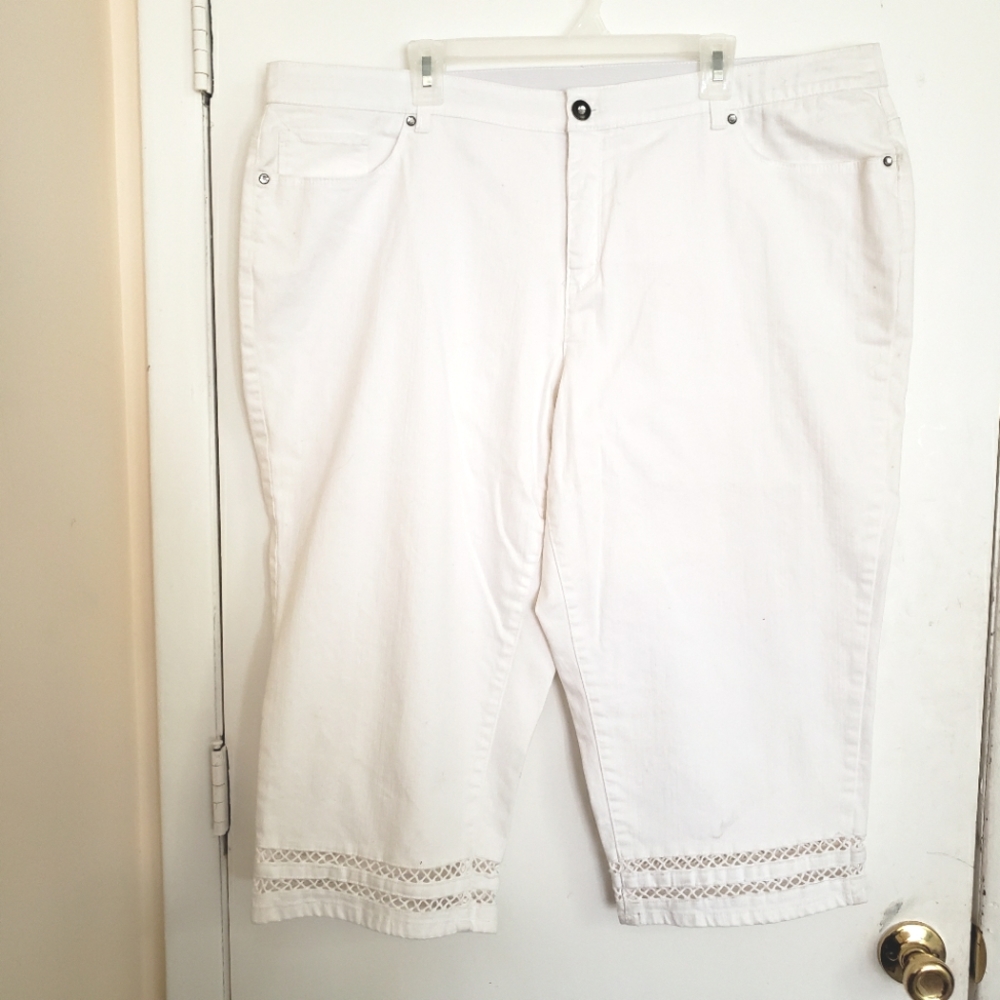 C J BANKS WHITE CAPRIS PANT, PLUS SIZE 24W.